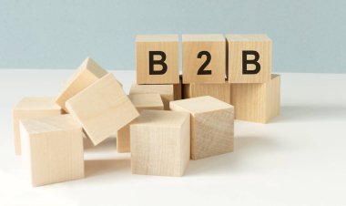 B2B 'den iş konseptine. Beyaz üzerine izole edilmiş tahta küp yığını
