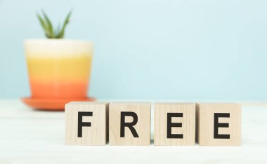 Ofis masasındaki tahta bir küpte bedava duruşma.