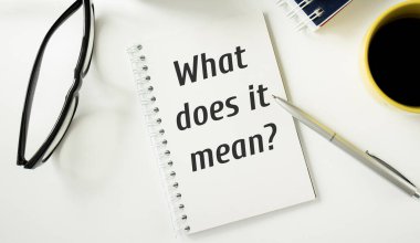 Boş defter ve kalem. Beyazda izole edilmiş. Bu ne anlama geliyor?