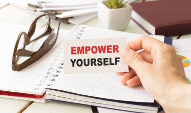 Bir iş kadını tarafından gösterilen kartta kendi kendinize bir mesaj bırakın.