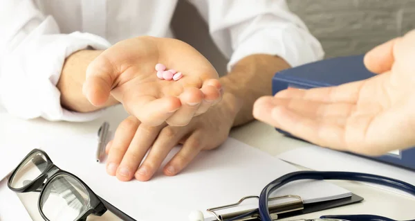 Nahaufnahme Eines Arztes Mit Tabletten Für Ältere Patienten — Stockfoto