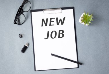 Çalışma masasındaki not defterinde yeni görev sözcüğü