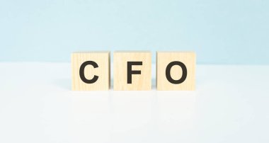 Hafif arkaplandaki CFO alfabesinin harfi