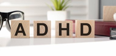 Hafif arkaplanda dikkat eksikliği olan hiperaktivite küplerinin kısaltması. ADHD 'yi kapat - Dikkat Eksikliği Hiperaktivite Bozukluğu.