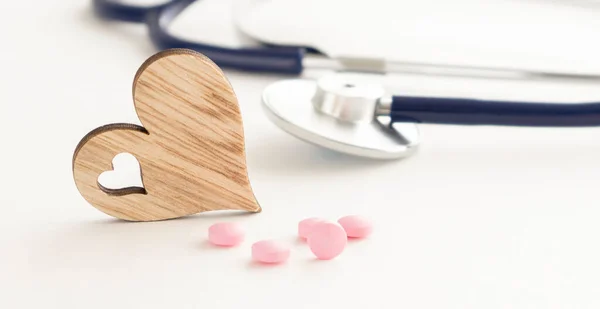 テーブルの上に聴診器で心臓の形と医学のクローズアップ — ストック写真