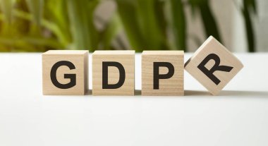 Tahta blokta GDPR kelimesi yazıyor. Tablo üzerinde gdpr metin, konsept.