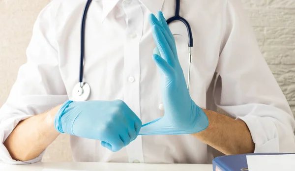 Médico Vestindo Avental Protetor Capacete Protetor Coloca Luvas Borracha Durante — Fotografia de Stock