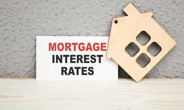 Mortgage Faiz Oranları bir harita üzerinde metin. bir ev figürlü gri arkaplan