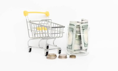 Stüdyo, 50 dolar ve 20 dolar banknot ve beyaza izole edilmiş küçük bir alışveriş arabası vurdu.