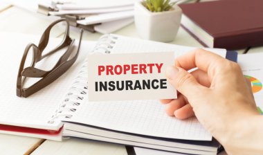 İş adamı cebine Renter 'ın sigortasını koyuyor.