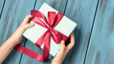 Ofis teslimat servisi. Masada hediye kutusuyla iş adamının görüntüsü. Boşluğu kopyala.