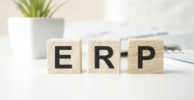 Kısaltma ERP-Enterprise kaynak planlaması. Siyah arkaplanda izole edilmiş tahtadan küçük küplerin fotokopi alanı mevcut. İş Konsepti resmi.
