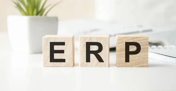 Kısaltma ERP-Enterprise kaynak planlaması. Siyah arkaplanda izole edilmiş tahtadan küçük küplerin fotokopi alanı mevcut. İş Konsepti resmi.