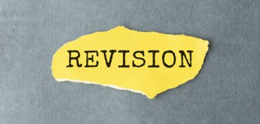 Düzeltme metni bulanık bir kağıda yazılır ve sarı bir arkaplana karşıdır. Kendini geliştirmeye hazırlanmadan önce iki kez kontrol etmen gereken bir iş konsepti..