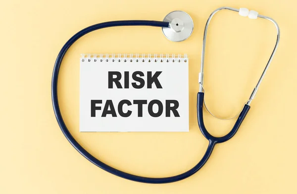 Risikofaktor Auf Dem Dokument Mit Gelbem Hintergrund Gesundheitswesen Oder Medizinisches — Stockfoto