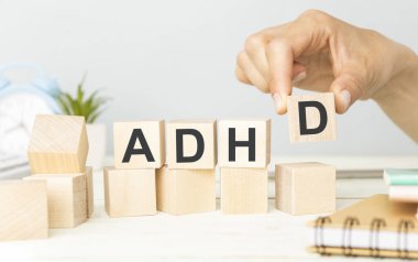 Hafif arkaplanda dikkat eksikliği olan hiperaktivite küplerinin kısaltması. ADHD 'yi kapat - Dikkat Eksikliği Hiperaktivite Bozukluğu.