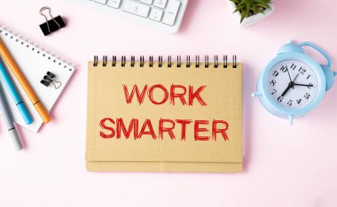 Daha akıllı çalış. İş motivasyonu ilham verici alıntılar. Kelime tipografisi üst görünüm kavramını harflendiriyor