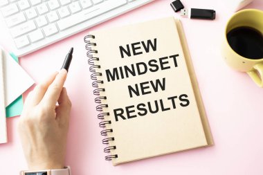 Tablonun açık defterli en üstteki görüntüsü ve yeni metin zihniyeti sonuçları. başarı ve kişisel gelişim kavramı