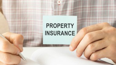 İş adamının elinde Renter 'ın sigortası olan bir kart var