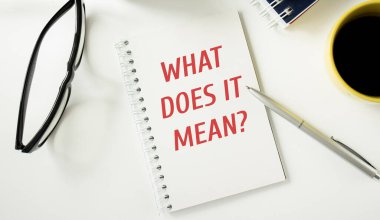 Ne anlama geldiğini gösteren metin işareti var. Kavramsal fotoğraf. Tanımlanmış bir şeyin anlamını söyle. Beyaz yırtık sayfa..