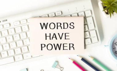 Sözcüklerin not defterinde güç metni ve kırmızı kalem vardır.