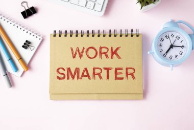 Çalışma SMARTER metin kalem ve grafikler ile bir defter üzerine yazılmış.