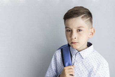 Hafif arka planda sırt çantalı bir öğrenci, öğrenme konsepti.