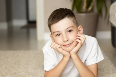 Açık gri arka planda mutlu küçük çocuk