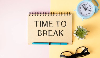 Kırılma zamanı, bir çiçeğin, bir günlüğün ve hesap makinesinin yanındaki iş yerindeki bir defterde yazılıdır. İş konsepti