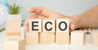 Masadaki tahta küplerin üzerinde eko kelime işareti