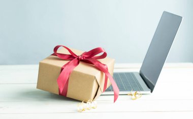 Babalar günü konsepti. Kırmızı kurdeleli kırmızı hediye kutusu ve seni seviyorum baba etiketi, bulanık ofis masası geçmişi
