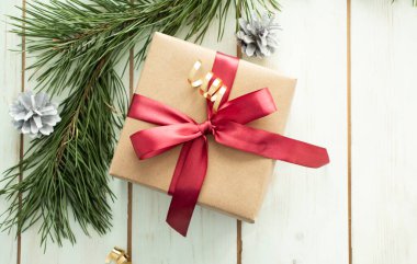 Tahta arka planda süslemesi olan Noel hediyesi kutusu.