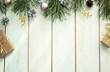 Noel arkaplanı. Köknar dallarından yapılmış bir çerçeve. Duvar kağıtları. Düz, üst manzara. Mutlu noel kartları. Kış tatili teması. - Mutlu yıllar. Metin için boşluk