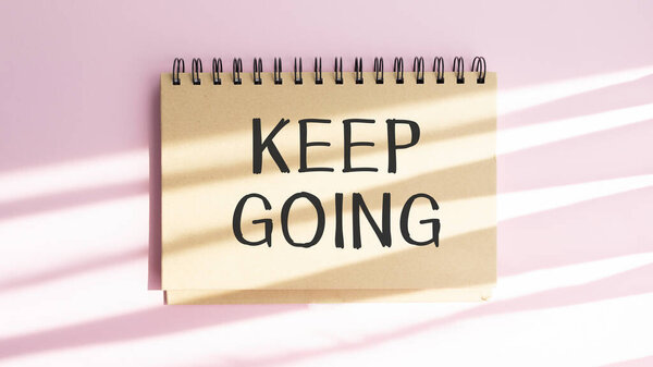 Текст объявления с почерком, показывающий "Продолжай идти". Бизнес-концепция Go Moving Forward Letting написана на блокноте с пространством на книжном фоне маркером
