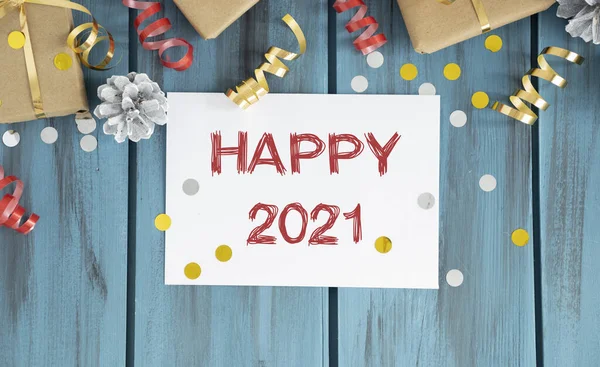 Feliz Año Nuevo 2021 Texto Dorado Marco Viña Vasos Platos — Foto de Stock