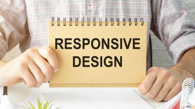 Web tasarım metni ofis masasında. Web geliştirme ekibinin çalışma alanı kavramı. Düz dizayn düz sayfa dizüstü bilgisayar ve akıllı telefon.