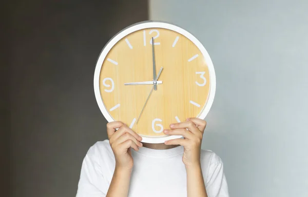 Tonårspojke Håller Stor Klocka Händerna Ett Barn Vit Shirt Titta — Stockfoto