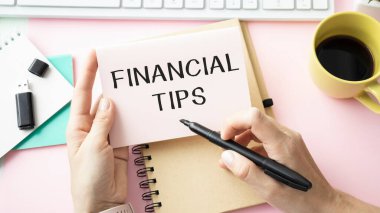 İş konsepti - Çalışma masası ve FINANCIAL TIPS yazan defter