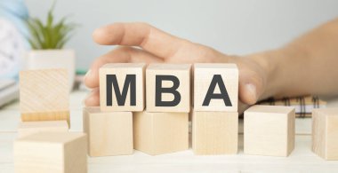 İşletme eğitimi ya da işletme yönetimi konsepti. Hafif arkaplandaki küplere yazılar