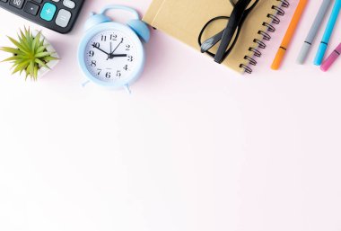 Ofis yazma malzemeleri, teknik cihazlar, akıllı telefon ve pembe arka planda bir demet pembe çiçek içeren bayrak veya dükkan başlığı metin ve markalaşma üst görünümün için