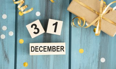 Beyaz ahşap takvim 31 Aralık, yeni yılın sembolü.