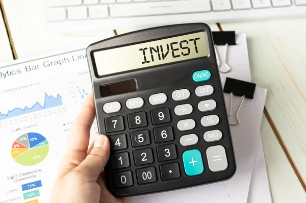 Invest Text Skriven Räknare Handen Bakgrunden Dokument Finansiellt Koncept — Stockfoto