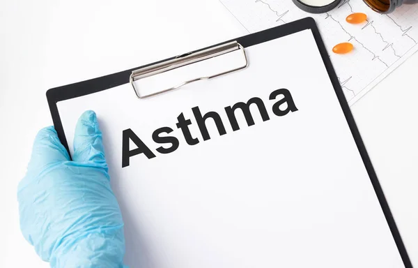 Dokter Memegang Kartu Dengan Teks Asthma Konsep Medis — Stok Foto