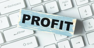 Metin, klavyenin üzerinde duran tahta bir bloğa ulaştı..