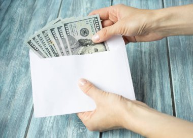 Eller bir zarfta para sayıyor.