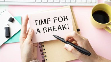 Not defteri sayfasına yazılmış bir Break Metin zamanı, sağdaki kırmızı kalem. Motivasyonel Kavram resmi