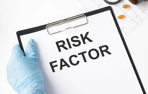 Врач Держит Карточку Текстом Risk Factor Медицинская Концепция — стоковое фото