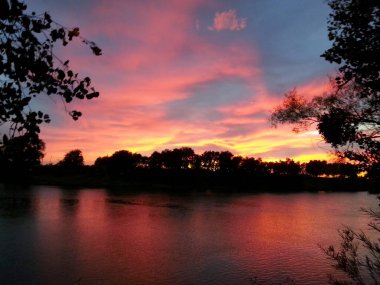 Renkli Günbatımı Sacramento Nehri 