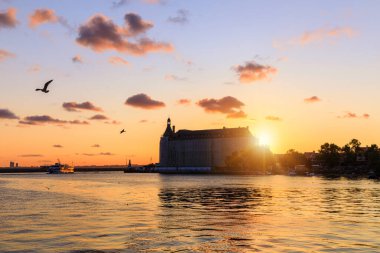 İstanbul gün batımında Kadıköy İstanbul, Türkiye 'den bulutlar ve gökyüzüyle ufuk çizgisi
