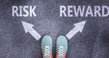 Hayattaki farklı seçimler olarak risk ve ödül - risk olarak resmedilmiş, karar vermeyi sembolize eden bir yolda ödül ve seçenek olarak risk ya da ödülü seçmek, 3d illüstrasyon